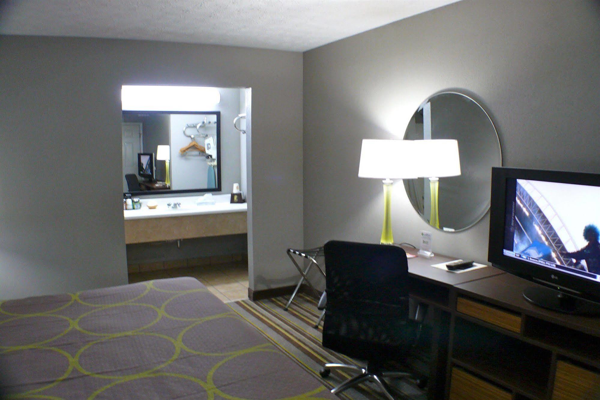 Super 8 By Wyndham Wytheville Buitenkant foto